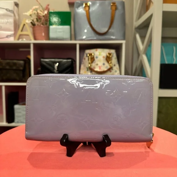 Louis Vuitton Zippy Vernis Lilac - Picture 1 of 16